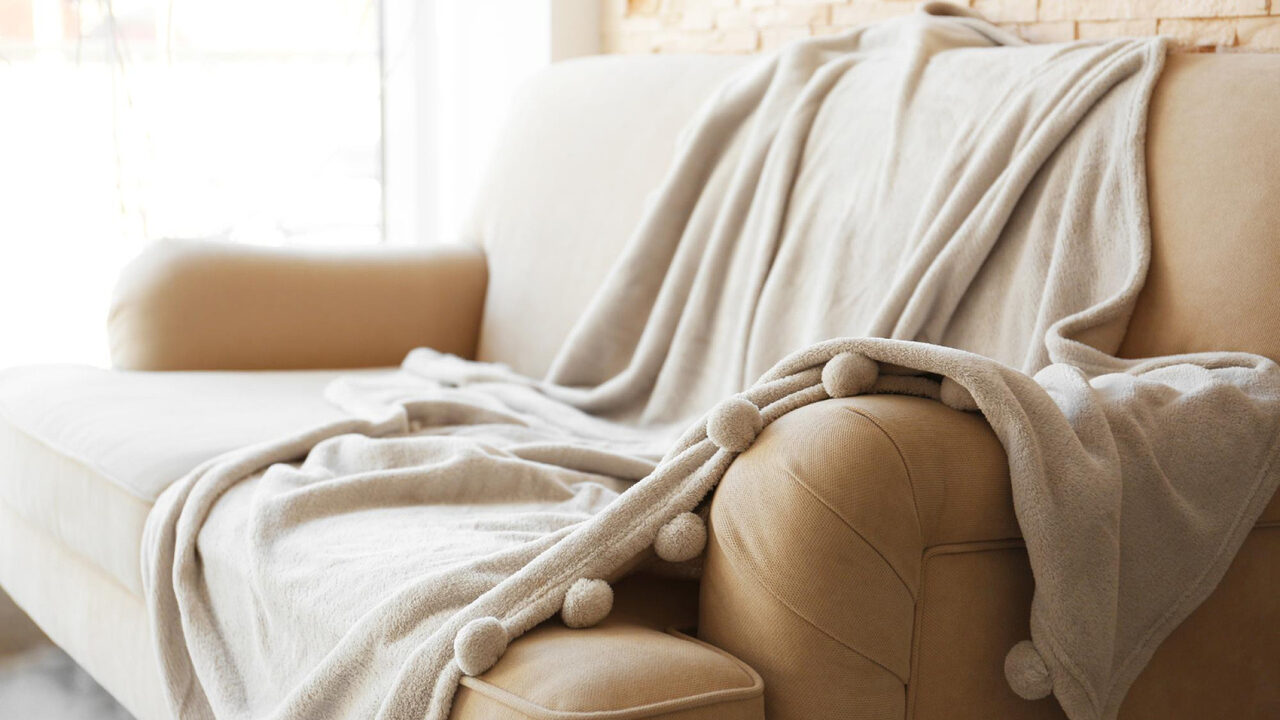 Plaid ou couverture : lequel choisir pour le canapé ?